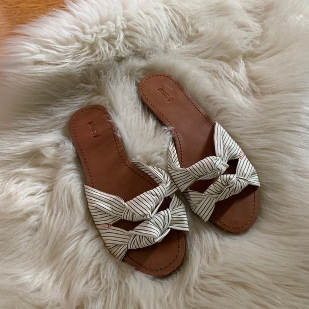 Ellen Degeneres Shiri bow flat sandals size 5.5